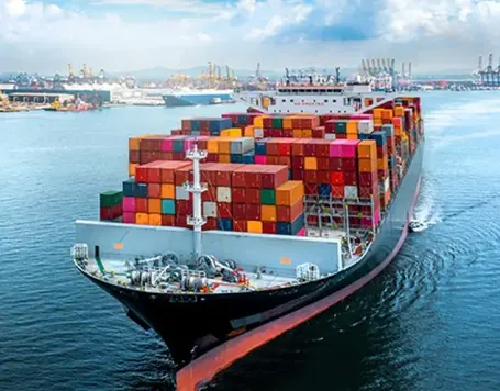 Buque con sistemas de control industrial y navegación marítima